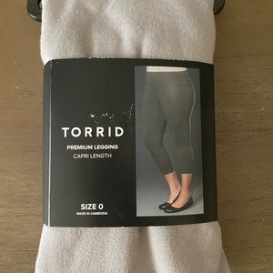 Torrid premium leggings Capri length Gray